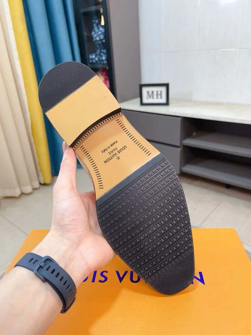 Ex-factory price 720🌹🌹High version [LV] Louis Vuitton's popular casual leather shoes🎖Fashionable and elegant🎖🎖Material: Original imported open-edge beaded cowhide, washed cowhide leather lining, original open-molded rubber outsole, high-end and classy, ​​elegant quality, instantly transforming into a handsome man ❤❤Standard\nNumber: 38-44